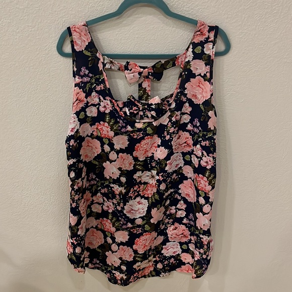 Size 1X Women’s Floral tank top with Bows - Picture 2 of 4